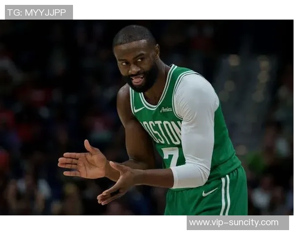 杰伦布朗表现起伏不定19投仅7中贡献20分11板7助攻三分球命中率低迷